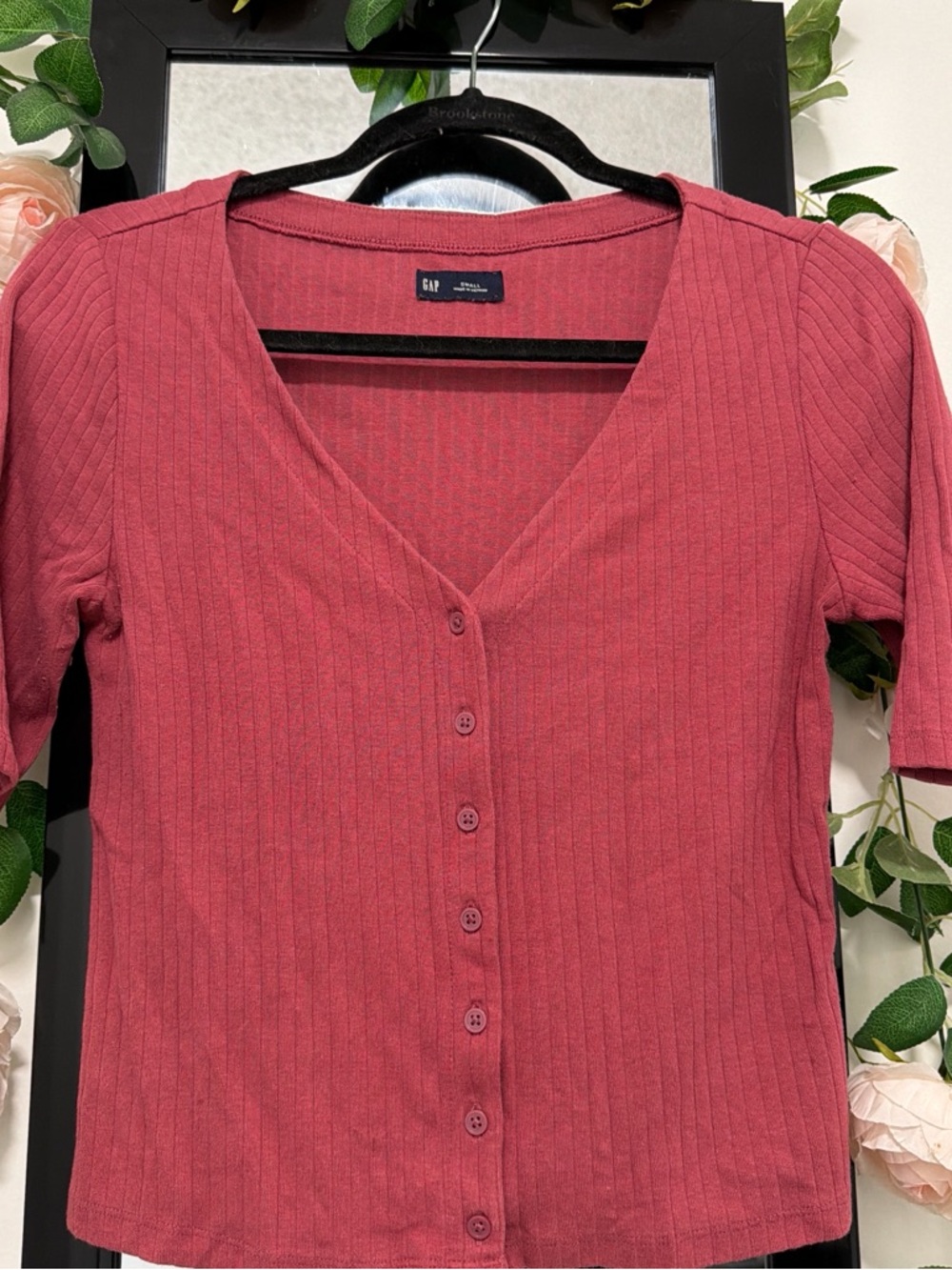 GAP Ribbed V-Neck Button-Front Top in Rose